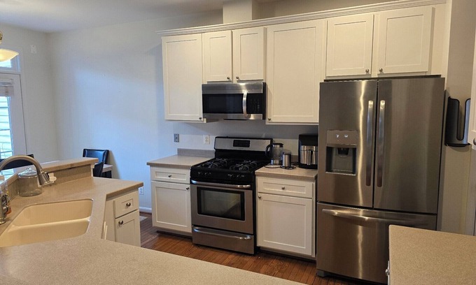 Dulles Town Center Casa | Charming 4-bedroom townhome 8 min to Airport 20 min to DC Pet friendly sleeps 14