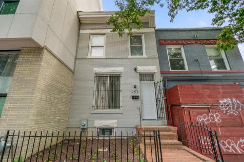 Park View Casa | Charming 4-bedroom townhome in fabulous Washington with AC, WiFi
