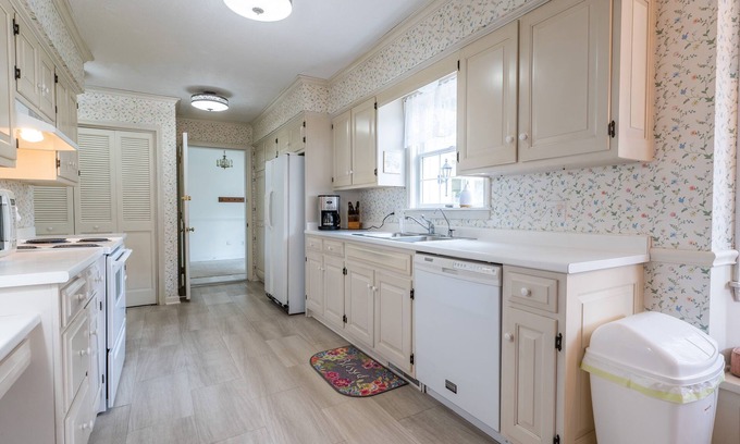 Apple Creek Casa | Charming 4 Bedroom home in the Amish countryside