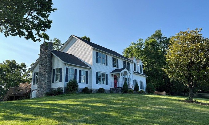 Ridgeway Casa | Charming 4-bedroom House on beautiful farm in Clear Brook with lovely views