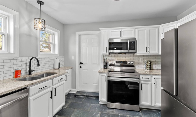Terry Sanford Cabaña | Charming 4-bedroom cottage in brilliant Fayetteville with WiFi, fitness room