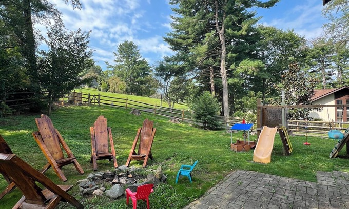 Montgomery Village Casa | Charming 4-bedroom house in Gaithersburg with WiFi and AC and fenced in yard!