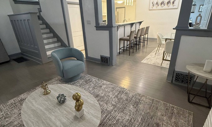 Northeast Kansas City Casa | Charming 4-bedroom house with WiFi, AC in marvelous Kansas City