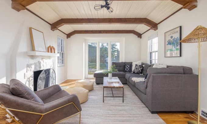 Windsor Heights Casa | Charming 4 Bedroom Home with Character