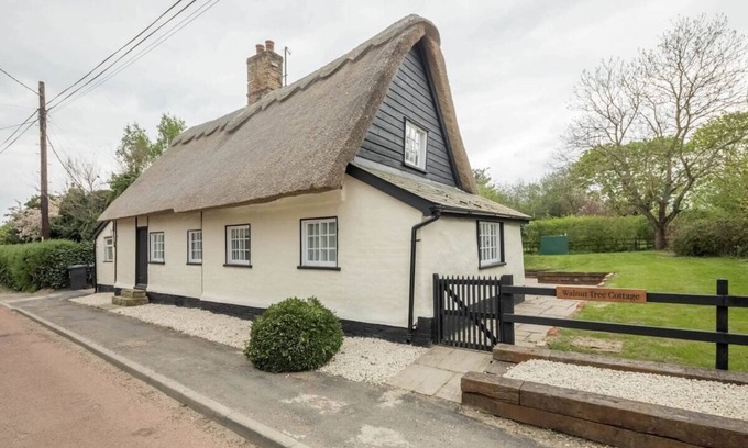 Knapwell Cabaña | Charming 4 Bedroom Walnut Tree Cottage in Knapwell
