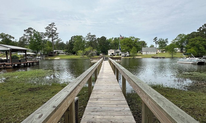 Manning Casa | Charming 4-bedroom WATERFRONT house with AC and WiFi on Lake Marion