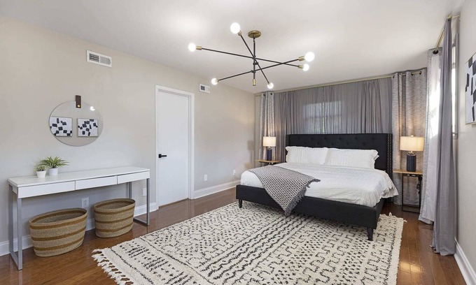 Charlotte Casa | Charming 4 BR in Great Location - SouthPark