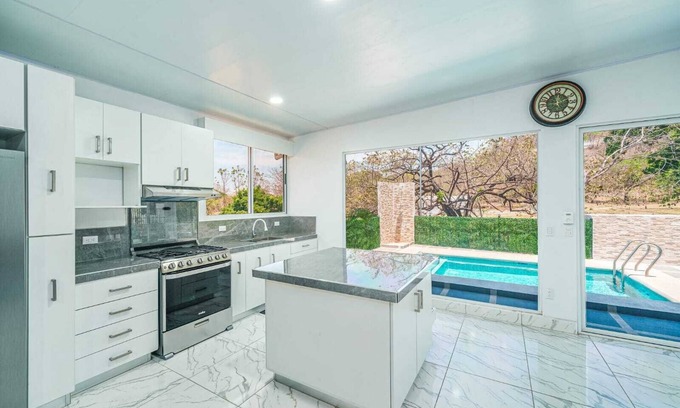 Veintisiete de Abril Casa | Charming 4-bedroom with Pool WiFi & AC in 27 de Abril 20 minutes from the beach