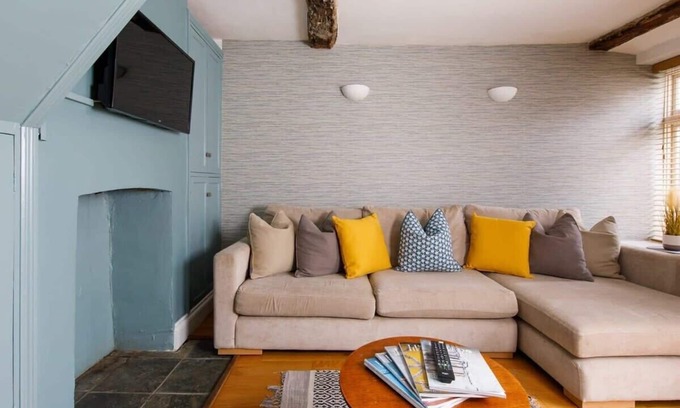 Chichester Casa | Charming 4bd Townhouse right in the city centre!