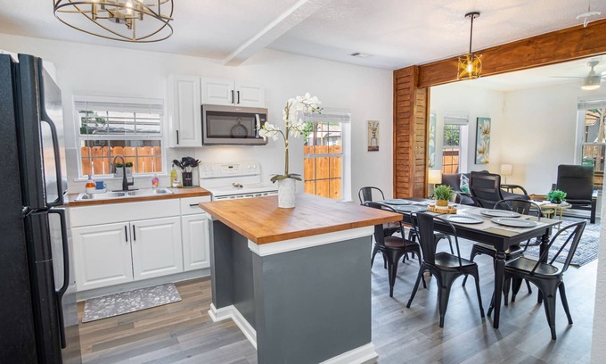 Nevada Street Cabaña | Charming 4br/2ba Only 5 Mins Downtown & Riverwalk