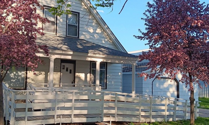 Hanson County Casa | Charming 4BR Craftsman Family Home in Emery