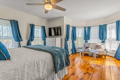 Mystic Casa | Charming 4BR Victorian Mystic Downtown