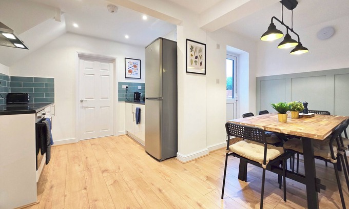 Winchester Casa | Charming 5-Bed Winchester Home with Garden and Parking