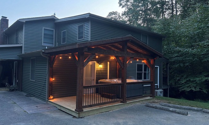 Herndon Cabina | Charming 5-bedroom cabin with Hot tub + Pickle-ball court