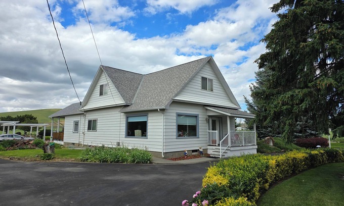 Waitsburg Otro | Charming 5-bedroom farmhouse with a great yard in delightful Waitsburg