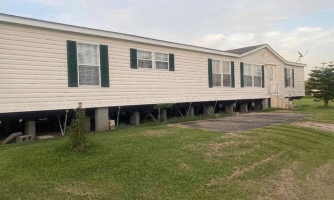 Buras-Triumph Casa | Charming 5-bedroom mobile home with AC in Buras