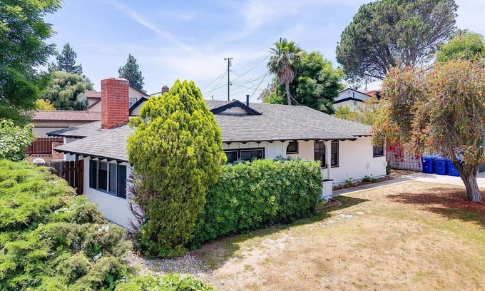 Granada Hills North Casa | Charming 5 Bedroom Granada Hills House with Pool