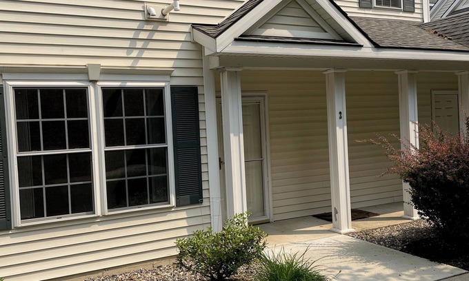 Saratoga Springs Condominio | Charming 50's decorated condo next to Saratoga State Park and close to town.