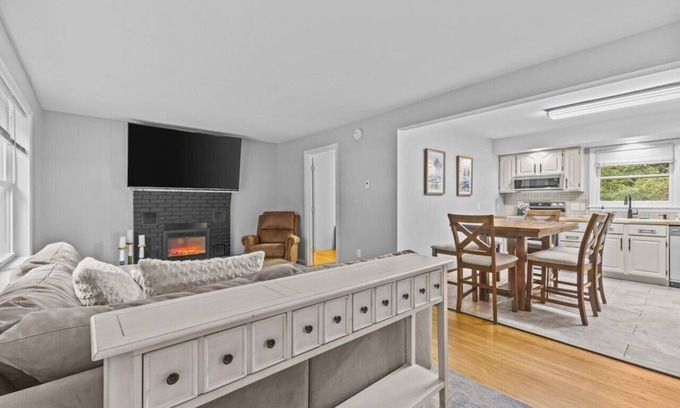 South Burlington Casa | Charming 5B Home in Neighborhood