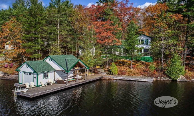 Bala Cabaña | Charming 5bdrm 2bath island cottage on Lake Muskoka! Sunsets! Sauna!