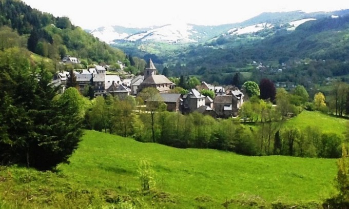 Thiezac Cabaña | Charming 5BR Home in Auvergne, Close to Super Lioran Ski Resort, Beautiful Views, Sleeps 10.