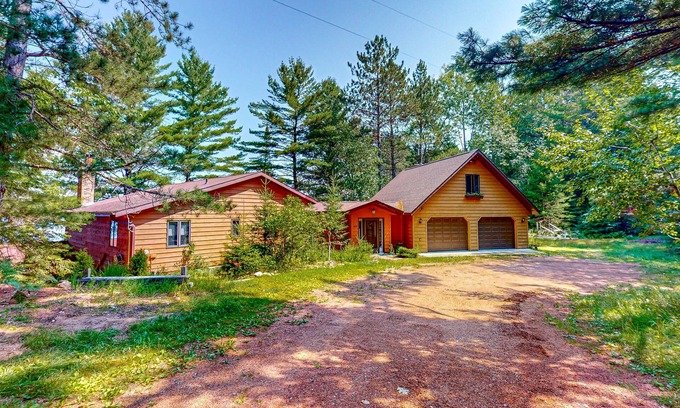 Lake Tomahawk Casa | Charming 5BR Lake Home, Dog-friendly, with a full bar, Kayaks, Gas Grill, & WIFI