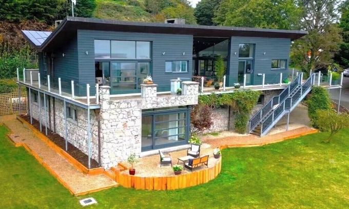Kilgobbin Casa | Charming 6-Bed Escape- Balconies & Panoramic Views