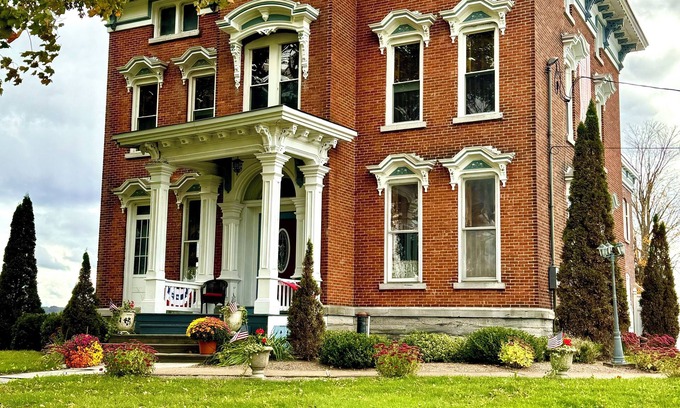 Boonville Cama Y Desayuno | Charming 6-bedroom bed & breakfast in Boonville NY, with amazing views!