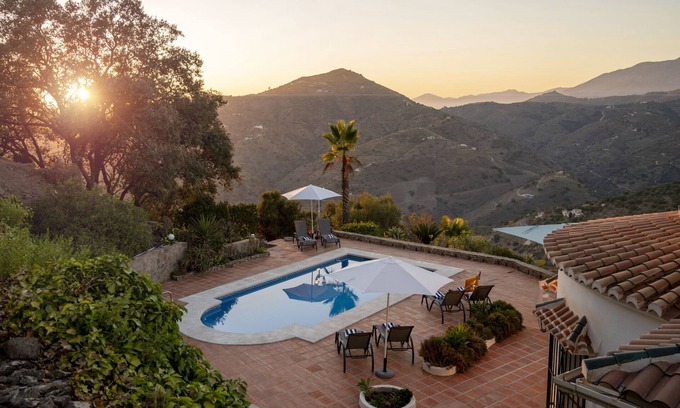 Sayalonga Casa | Charming 6-Bedroom Villa with pool and breathtaking views
