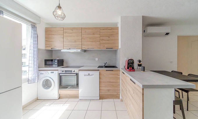 Zola - Pressense Apartamento | Charming 6-person apartment with a balcony in Feyssine La Doua