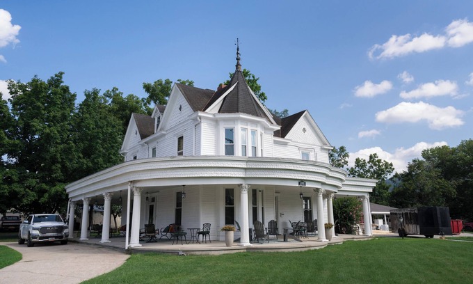 Buena Vista Casa | Charming 6BR/5BA Victorian retreat near Blue Ridge PKW each room uniquely styled