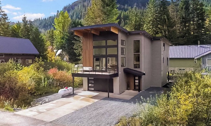 Hyak Cabina | Charming 7-bedroom cabin with WiFi, AC in lovely Snoqualmie Pass