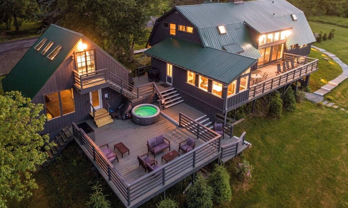 Roxbury Casa | Charming 9br / 8.5 bath, Sleeps 19, WiFi, Fitness Room w/ Beautiful Views!
