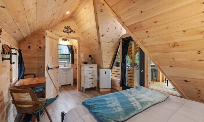 Oxford Cabina | Charming A-Frame Cabin | Cold Plunge Tub | Hot Tub