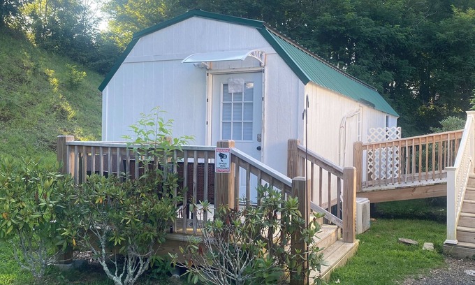 Newland Apartamento | Charming accessory unit/studio/tiny home located on family Christmas Tree Farm