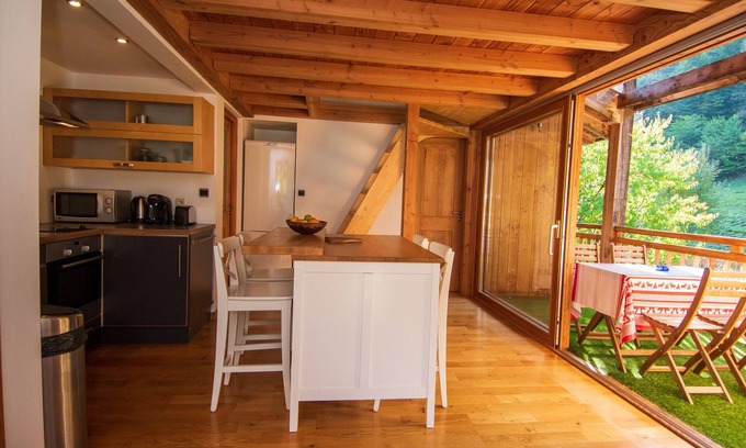 Samoens Apartamento | Charming Alpine Retreat with Stunning Views, Private Balcony & Summer Pool