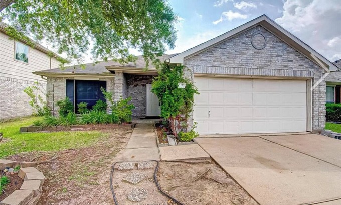 Mission Bend Casa | Charming and Affordable 3-bedroom house in Houston