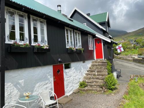 Kvivik Casa | Charming and Authentic Heritage Retreat in Kvívík - right next to the river