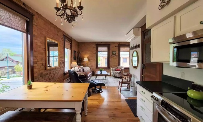 Whitefish Condominio | Charming and Beautiful Downtown Whitefish Condo in Historic Building