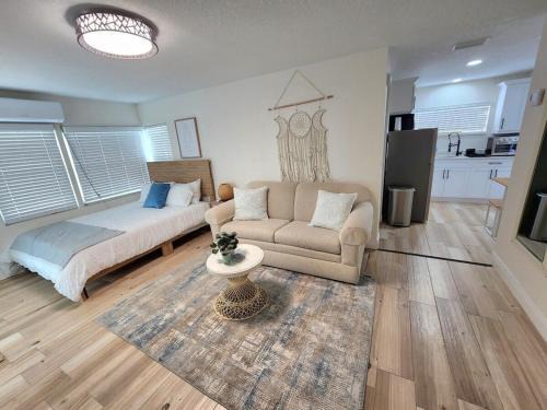Meadowlawn Casa | Charming And Cosy, Newly Remodeled St Petersburg