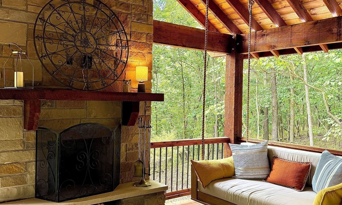 Eureka Springs Cabina | Charming and Cozy Cabin on a Mountainside Outside Eureka Springs