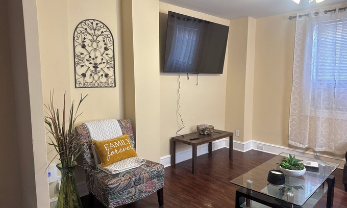 Wilmington Casa | Charming and Cozy 3-bedroom Row Home - Ideal for Students, Travelers & Families!