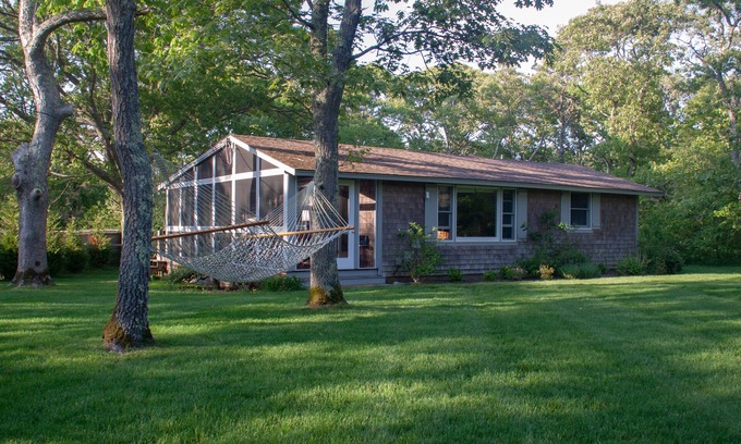 Edgartown Cabaña | Encantadora y acogedora cabaña Chappy: ¡lo mejor de la vida en la playa interior y exterior!