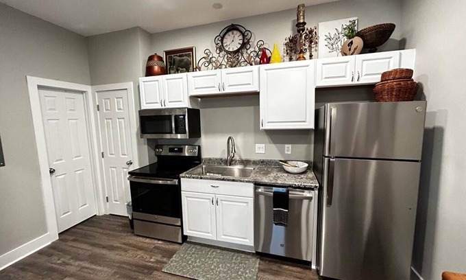 La Vergne Apartamento | Charming and cozy one-bedroom suite with a full kitchen and a free parking spot.