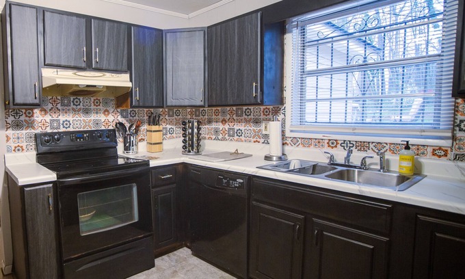 Fort McPherson Casa | Charming and Cozy Retreat Nestled in the Heart of Atlanta