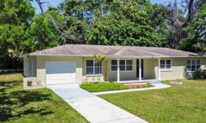 Lake Maggiore Shore Casa | Charming and cozy 1-BR/1-BA private guest unit in beautiful St. Petersburg