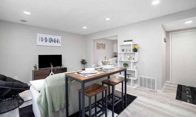Brookline Station Apartamento | Charming and cozy with a modern flair, 2 BR/ 1.5 BA, townhome apartment