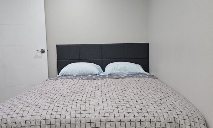 Transcona Cama Y Desayuno | Charming 2-bedroom basement in brilliant Winnipeg with WiFi, AC