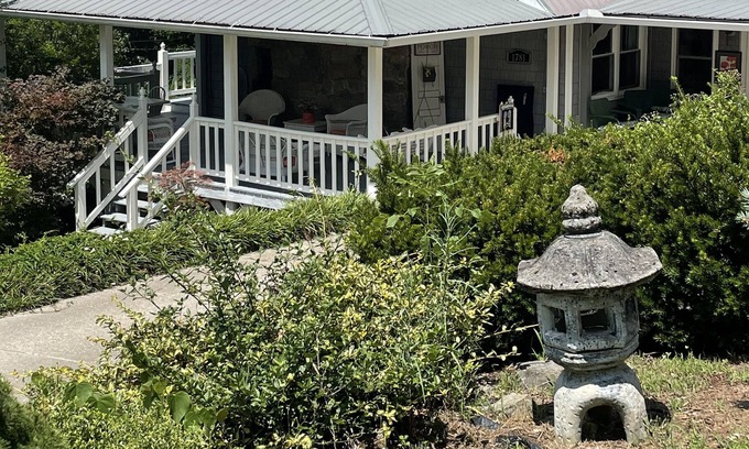 Gainesboro Casa | Charming and family friendly secluded cottage