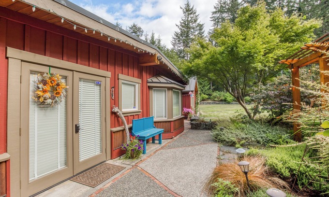 Langley Cabaña | Charming and peaceful 2-bedroom cottage in sleepy Langley, nestled in nature!